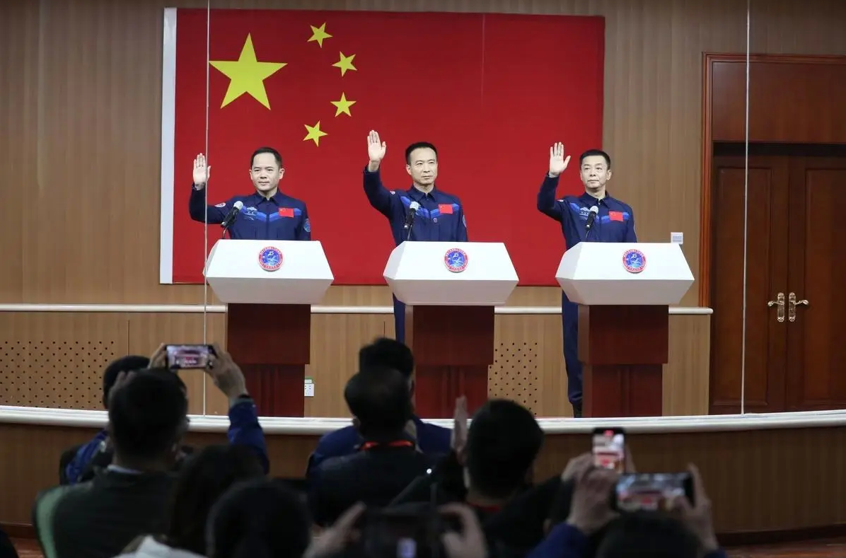 中共中央 国务院 中央军委 关于给费俊龙颁发“二级航天功勋奖章” 授予邓清明、张陆“英雄航天员”荣誉称号 并颁发“三级航天功勋奖章”的决定